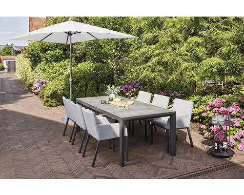 Jardin avec table à manger, chaises et parasol pour des heures de détente en plein air