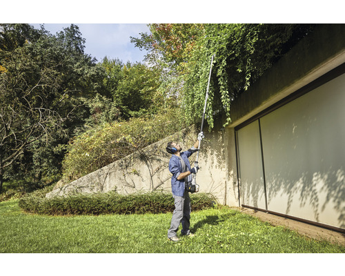 Une personne utilise un ébrancheur à batterie pour le jardinage.