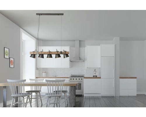 Esszimmer mit Esstisch und Hängelampe mit Holz und mehreren Leuchten