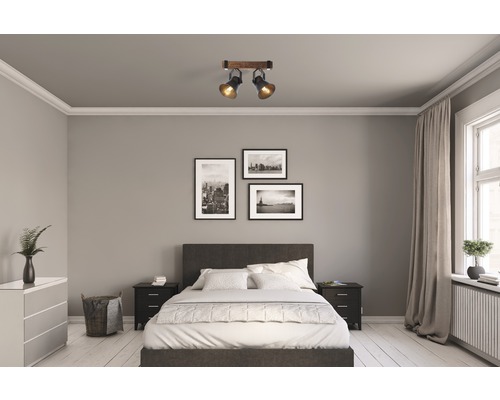 Chambre avec lit double, tables de chevet, commode et plafonnier à deux spots