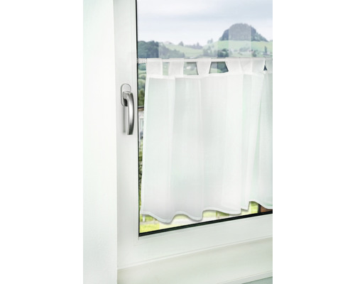 Fenster mit kurzem, transparentem Vorhang