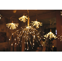 Plusieurs lumières décoratives suspendues avec des lumières LED dans le style de feux d''artifice.