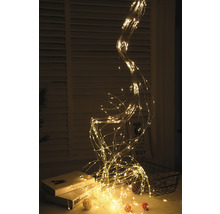 Guirlande lumineuse décorative sur une table avec des livres et un panier