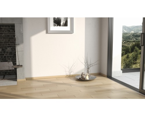 Pièce lumineuse avec plancher en bois, cheminée et fenêtre
