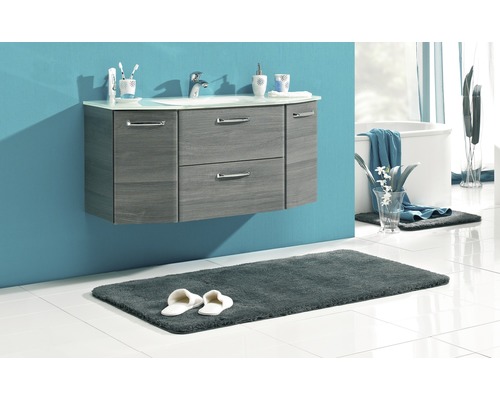 Modernes Badezimmer mit Waschbeckenunterschrank, Spiegel und Badteppich für eine stilvolle Einrichtung