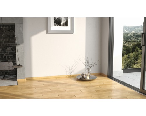 Pièce lumineuse avec plancher en bois, cheminée et fenêtre avec vue sur le paysage