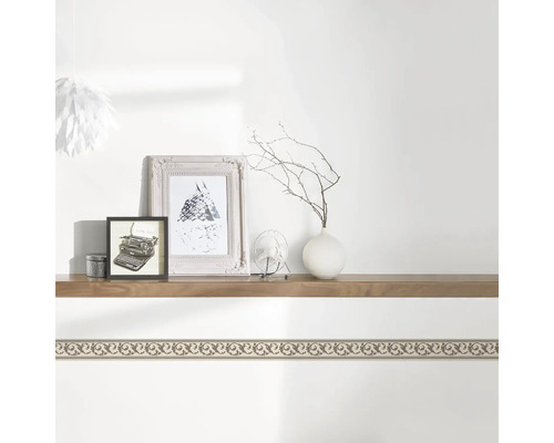 Bordure murale à motifs floraux dans un intérieur