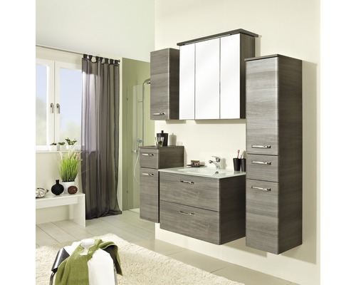 Salle de bains avec meuble-lavabo, armoire de toilette et armoires hautes aspect bois