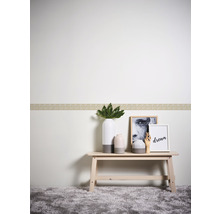 Wand mit Bordüre und Dekorationselementen auf einem Tisch