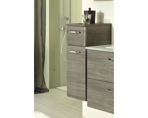 Badezimmer mit Waschbeckenunterschrank und Dusche