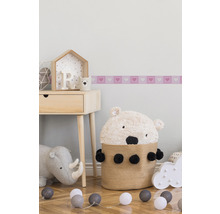 Kinderzimmer mit Holzkommode, Spielzeug und Bordüre