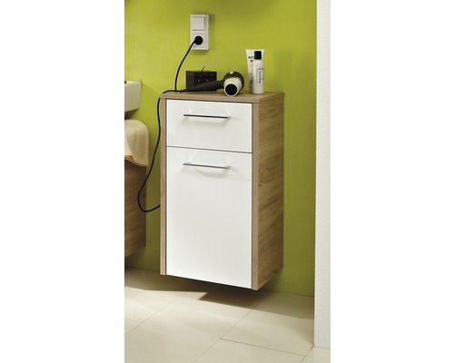 Scène de salle de bains avec un meuble suspendu à tiroirs sur lequel sont posés un sèche-cheveux et des produits cosmétiques.