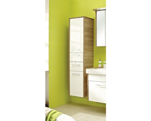 Badezimmer mit Hochschrank, Waschtischunterschrank und Spiegelschrank