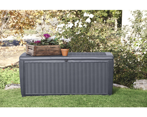 Coffre de jardin gris avec motif en rotin dans le jardin