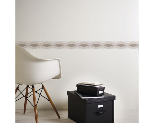 Aménagement de pièce avec bordure décorative au mur, une chaise et des boîtes de rangement