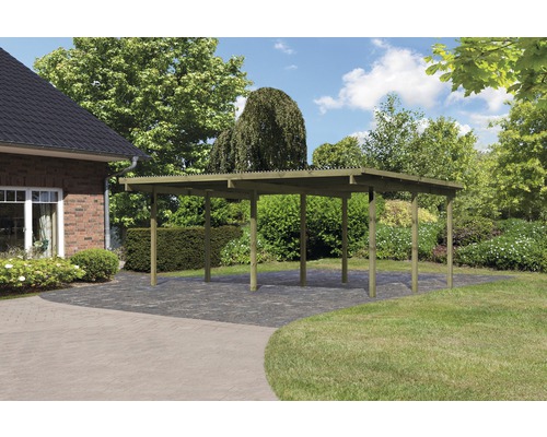 Carport en bois dans le jardin