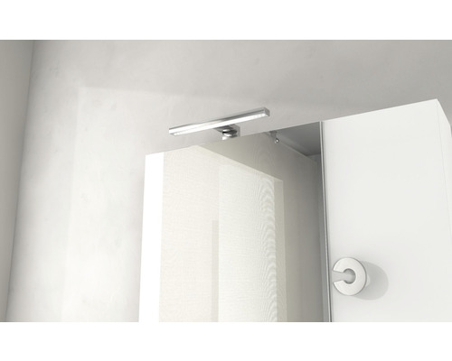 Armoire de toilette avec éclairage dans la salle de bain