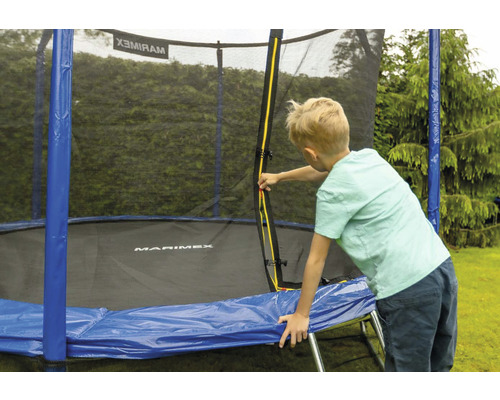 Marimex Gartentrampolin mit Sicherheitsnetz und einem Kind, das das Netz schließt
