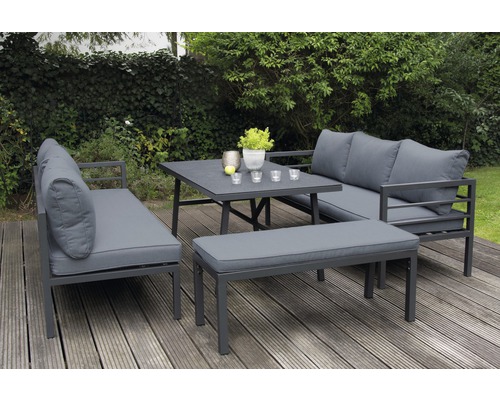 Gartenmöbelset mit Bank, Eckbank, Tisch und Kissen auf einer Holzterrasse