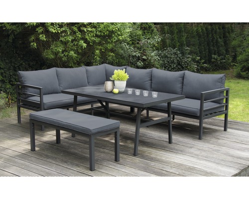Gartenmöbel-Set mit Ecksofa, Bank und Tisch auf einer Terrasse