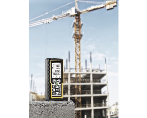 Télémètre laser devant un chantier avec une grue en arrière-plan