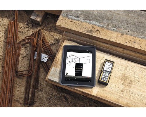 Tablette avec application de plan de construction et télémètre laser sur bois à côté d''acier d''armature