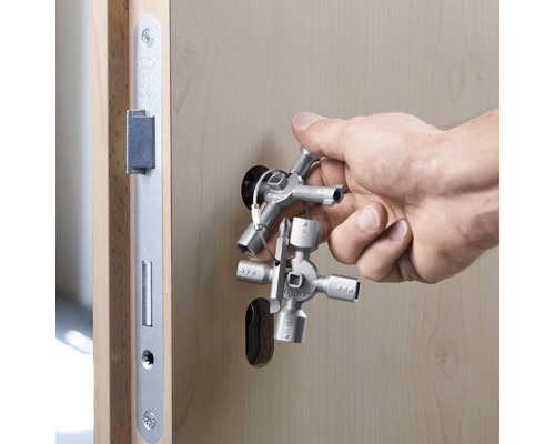 Un homme utilise une clé multifonctionnelle sur une porte