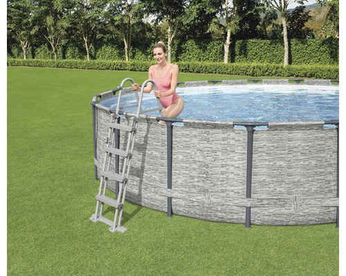Aufstellpool mit Leiter im Garten