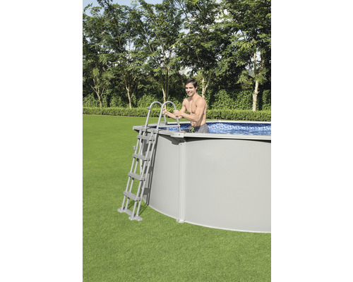 Aufstellpool mit Leiter im Garten mit einer Person