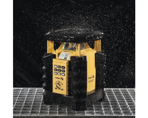 Laser Stabila avec des éclaboussures d''eau sur une grille