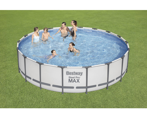 Rundes Aufstellpool mit Familie im Garten