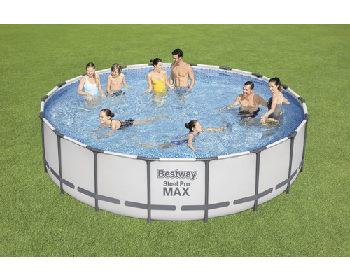 Bestway Steel Pro Max Frame Pool mit Personen im Wasser auf Rasen