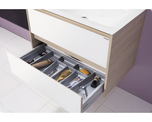 Waschtischunterschrank mit geöffneter Schublade und Badutensilien