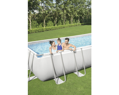 Familie im Frame Pool im Garten