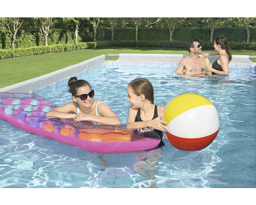 Szene im Schwimmbad mit Familie, Luftmatratze und Wasserball