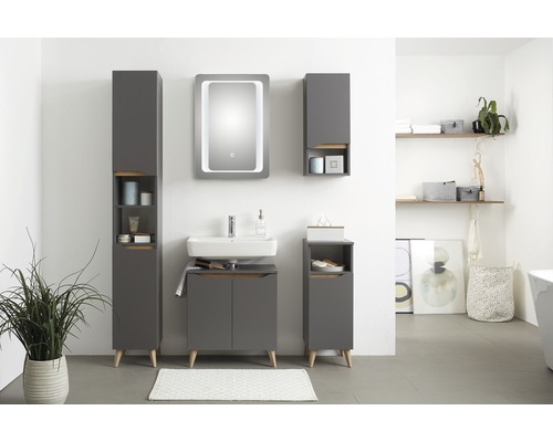 Salle de bains avec lavabo, armoire de toilette, armoire haute et autres meubles de salle de bains au design moderne