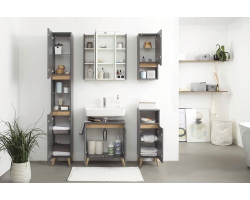 Salle de bain avec lavabo, armoire de toilette et armoires hautes