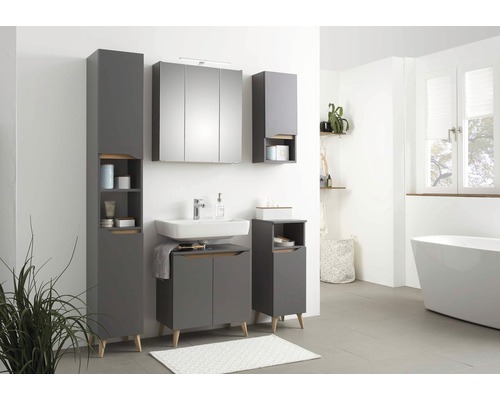 Salle de bain avec lavabo, armoire de toilette et meubles de salle de bain gris