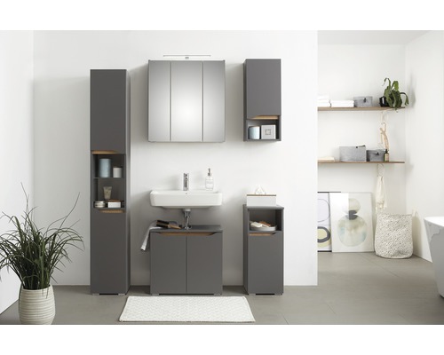 Salle de bains moderne avec meubles gris, armoire de toilette et espace de rangement