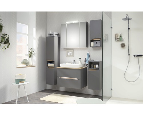 Salle de bain lumineuse avec meubles de salle de bain gris, lavabo, armoire de toilette et douche