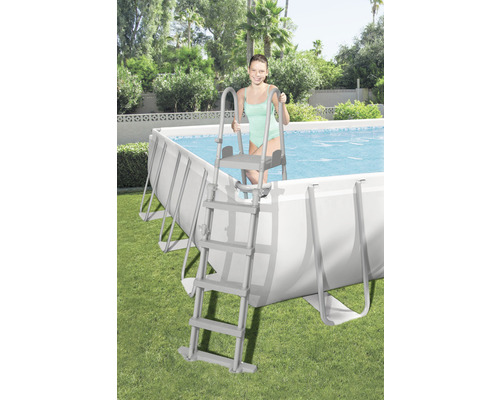 Aufstellpool mit Poolleiter und einer Person, die ins Wasser steigt