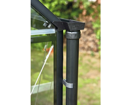 Detailansicht einer Gewächshaus-Regenrinne mit Fallrohr