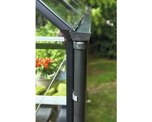 Detailansicht eines Halls Gewächshauses mit Dachrinne und Regenrohr