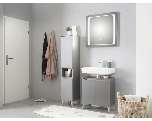 Helles Badezimmer mit Waschbeckenunterschrank, Spiegelschrank, Hochschrank, Handtüchern und Dekoration