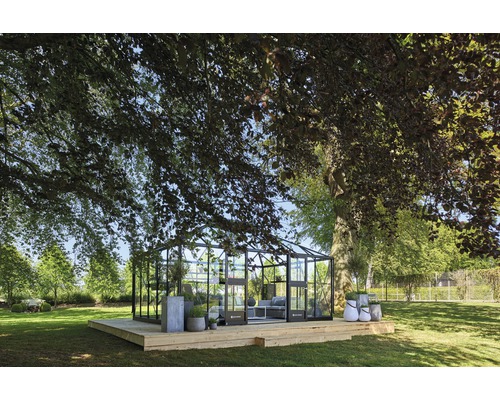 Serre sur une terrasse en bois dans le jardin