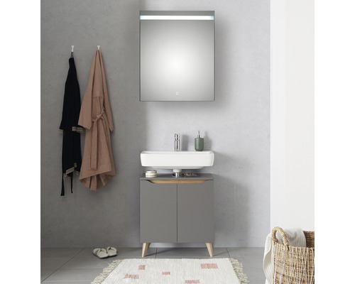 Modernes Badezimmer mit Waschbeckenunterschrank, Aufsatzwaschbecken und beleuchtetem Spiegelschrank.