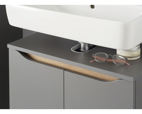 Waschtischunterschrank mit Waschbecken, Brille und Kerze