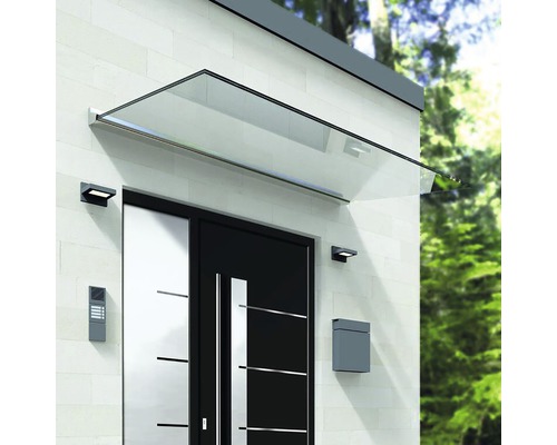 Eingangsbereich mit Glasvordach, Haustür, Briefkasten und Aussenleuchten.