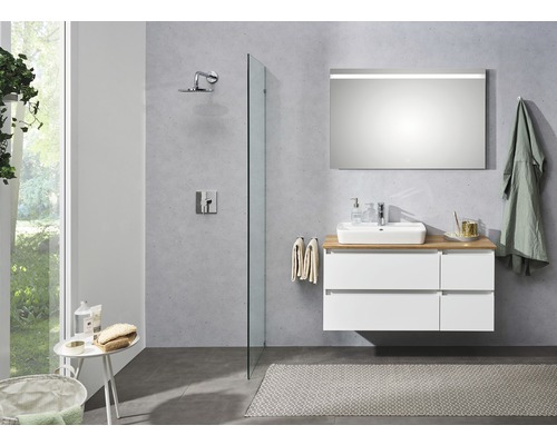 Salle de bains avec robinetterie de douche, lavabo, miroir et serviettes