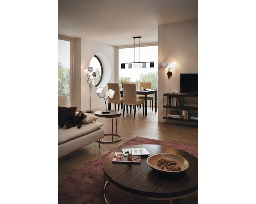 Salon avec table à manger, canapé, lampadaire, lampe de table, applique murale et suspension